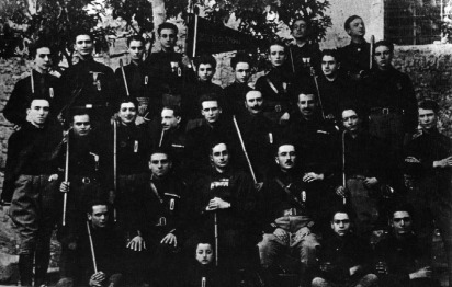 As Equipes de Ação Mussolini (Squadre d'Azione Mussolini), eram formadas inicialmente por ex-membros das forças de segurança da República Social Italiana (RSI)
