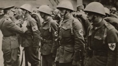 Homens da 1ª Divisão de Infantaria Eslovaca, recebem condecoração por participação na exitosa invasão da Polônia